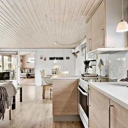 3 Bedroom Awesome In Semesterbostad Hemmet