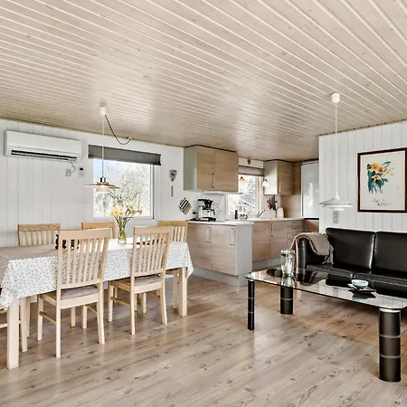 3 Bedroom Awesome In Semesterbostad