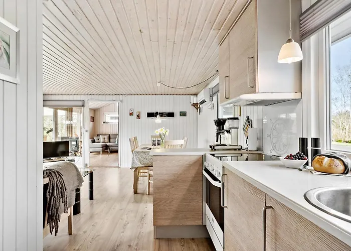 3 Bedroom Awesome In בית נופש Hemmet
